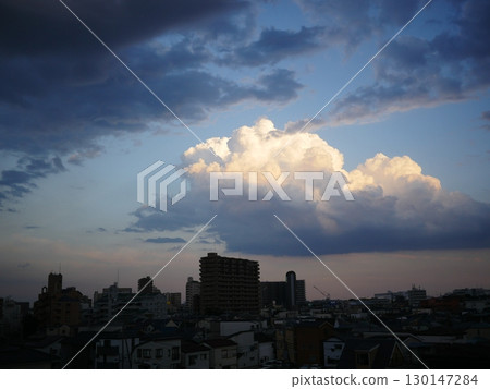 光線透過雲縫閃耀。美麗的光芒。複製空間。被雲朵迷住了。 130147284
