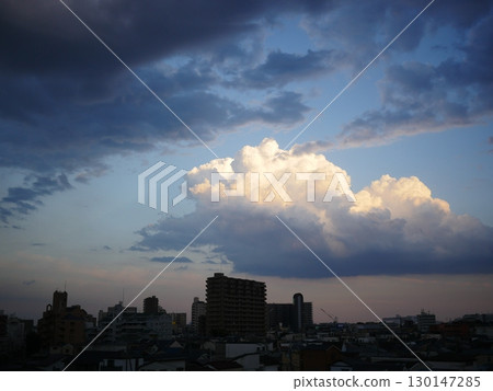 光線透過雲縫閃耀。美麗的光芒。複製空間。被雲朵迷住了。 130147285