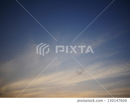 夕陽染紅的雲彩複製空間被天空迷住了 夕陽染紅的雲彩複製空間被天空迷住了 130147608