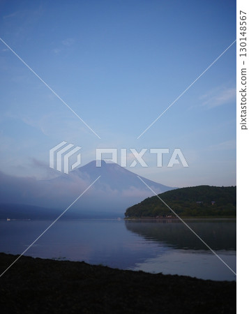 A fantastic gradation of the sky seen from Lake Yamanaka. Copy space. A beautiful collaboration. 130148567