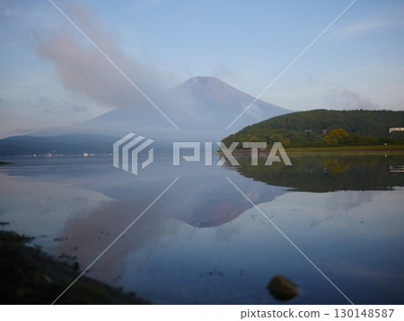 A fantastic gradation of the sky seen from Lake Yamanaka. Copy space. A beautiful collaboration. 130148587