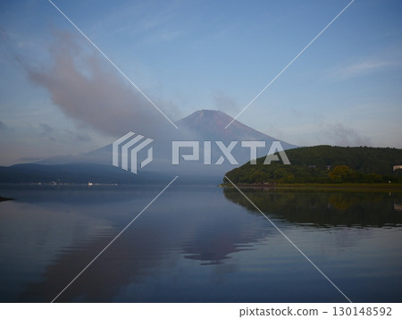 A fantastic gradation of the sky seen from Lake Yamanaka. Copy space. A beautiful collaboration. 130148592
