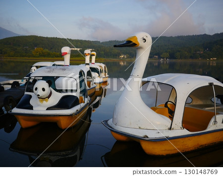 Boat Scenery: Swan Boat, Cute, Copy Space, Feeling of the Times Boat Scenery: Swan Boat, Cute, Copy Space, Feeling of the Times 130148769