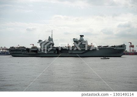 The Royal Navy aircraft carrier Prince of Wales enters Tokyo Bay on August 28, 2025. 130149114