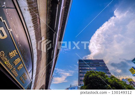 8 月 21 日，日本東京城市景觀。酷熱持續…雲層逐漸擴散，新橋站景色。 130149312