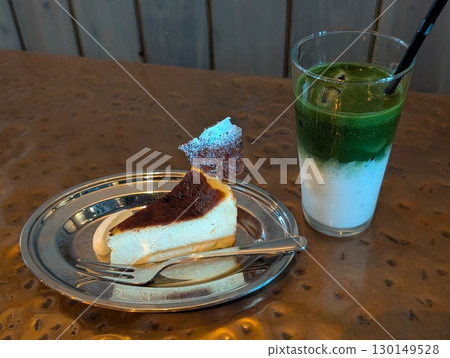 巴斯克起司蛋糕和抹茶拿鐵 130149528