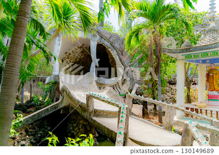 The Dragon's Labyrinth. 130149689