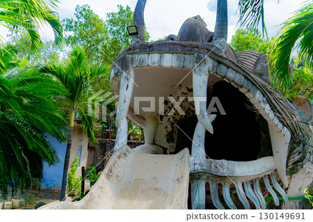 The Dragon's Labyrinth. 130149691