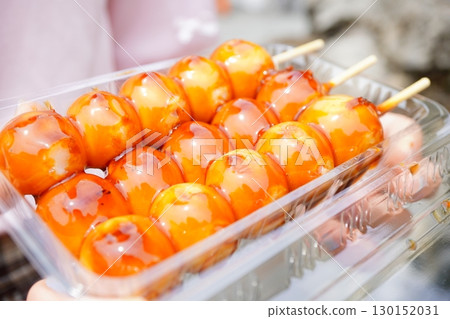 小吃攤上出售的光滑的御手洗團子的特寫,這是夏季節日期間日本的主要甜點 小吃攤上出售的光滑的御手洗團子的特寫,這是夏季節日期間日本的主要甜點 130152031