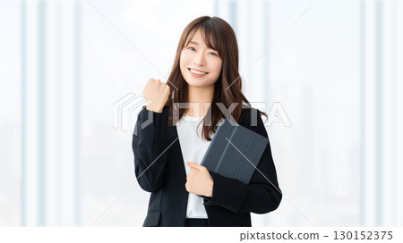 一個女人/女商人做一個勇敢的姿勢 一個女人/女商人做一個勇敢的姿勢 130152375