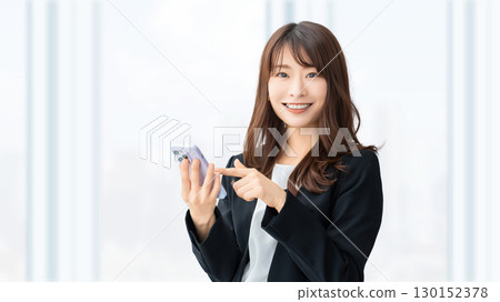 Smiling woman/businesswoman holding a smartphone 130152378