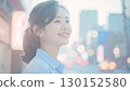 一位女士在燈光環繞的圖書館抬頭仰望 130152580