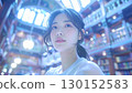 一位女士環顧奇妙的空間 130152583