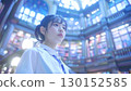 一位女士在燈光環繞的圖書館抬頭仰望 130152585