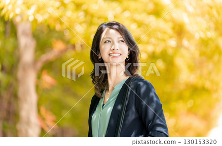 路邊的秋葉和婦女/女商人 130153320