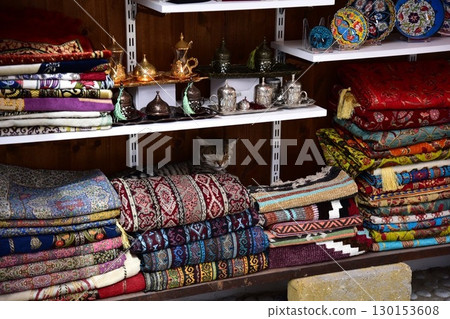 一隻可愛的小貓從市場的產品中探出頭來 130153608