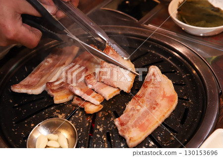 Korean BBQ. Charcoal grilled pork belly 130153696