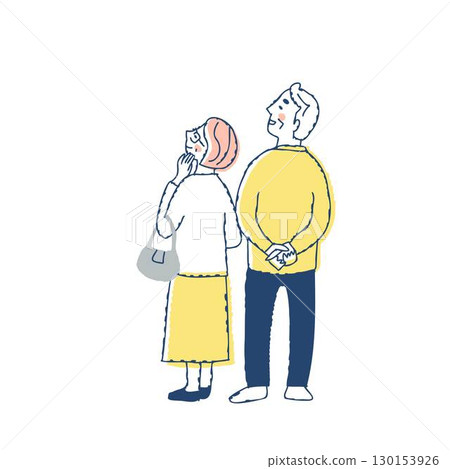 一對年長的夫婦微笑著抬頭 一對年長的夫婦微笑著抬頭 130153926