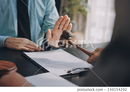 Lawyer explained to the client about the law that must be brought against the court case. 130154292