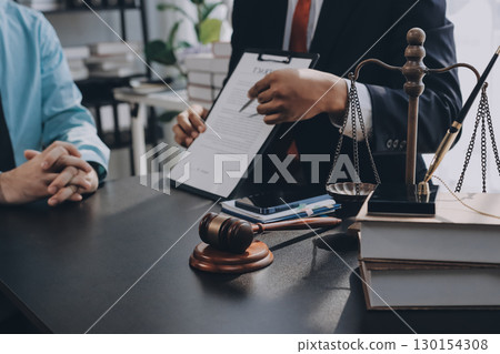 Lawyer explained to the client about the law that must be brought against the court case. 130154308
