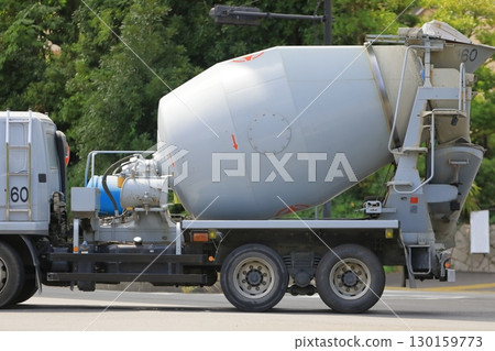 Agitator truck (concrete mixer truck) 130159773