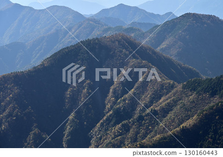 從天子山脈的毛無山眺望的景色:雪見山 從天子山脈的毛無山眺望的景色:雪見山 130160443