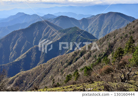 從天子山脈的毛無山眺望。天子山脈 從天子山脈的毛無山眺望。天子山脈 130160444