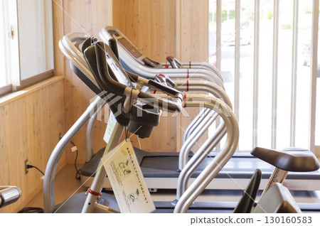 Fitness gym training machine 130160583