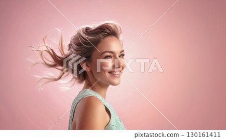 A woman who turns around A woman who turns around 130161411