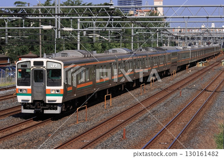 211系列列車的長長列車穿過副都心區的街道，拍攝於2010年9月4日 130161482