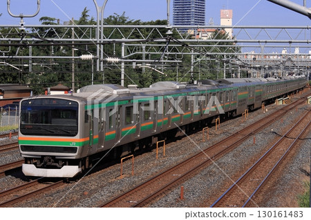 一列長長的 E231 系列車穿過副都心區的街道，拍攝於 2010 年 9 月 4 日 130161483