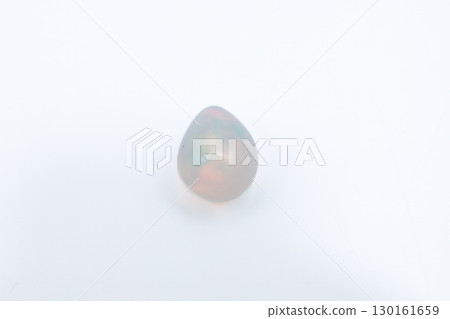 散裝蛋白石的特寫照片，呈現美麗的色彩 130161659