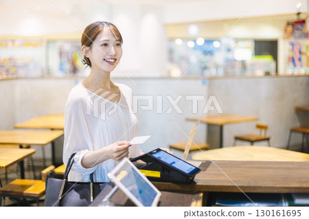 女性透過卡片、收銀機、無現金支付付款 130161695