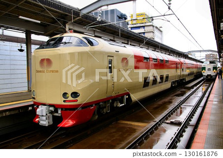 The sleeper night train that weaves threads of fate heads to Izumo... "Sleeper Express Sunrise Izumo-Seto" 285 series 130161876