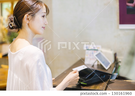 女性透過卡片、收銀機、無現金支付付款 130161960