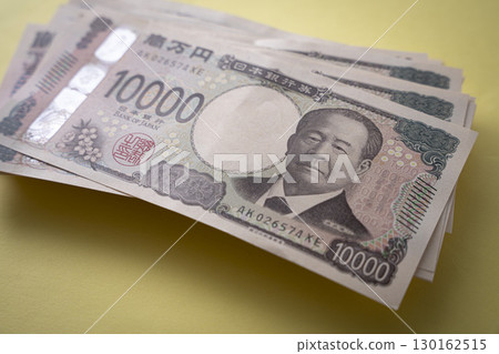 隨意放置的100萬日元和1萬日元鈔票 130162515