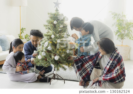 家庭裝飾聖誕樹 130162524