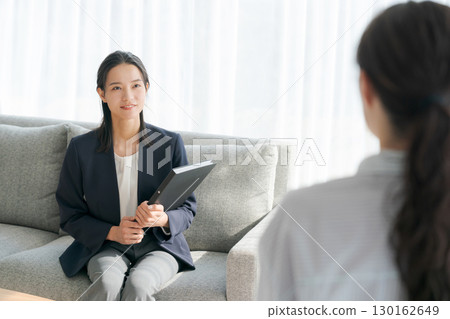 一位女士正在解釋產品 130162649