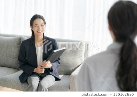 一位女士正在解釋產品 130162650