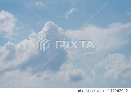 漂浮在藍天上的雲彩 漂浮在藍天上的雲彩 130162942