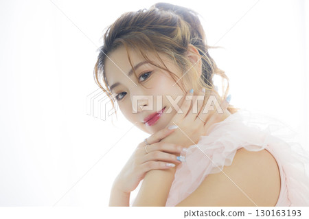 穿著粉紅色薄紗洋裝的女人 130163193