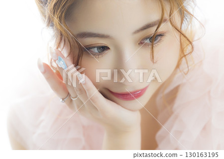 穿著粉紅色薄紗洋裝的女人 130163195