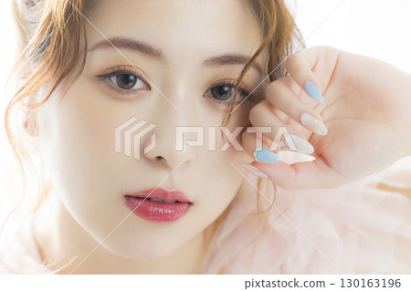 穿著粉紅色薄紗洋裝的女人 穿著粉紅色薄紗洋裝的女人 130163196