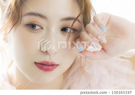 穿著粉紅色薄紗洋裝的女人 130163197