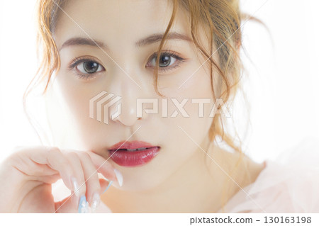 穿著粉紅色薄紗洋裝的女人 130163198