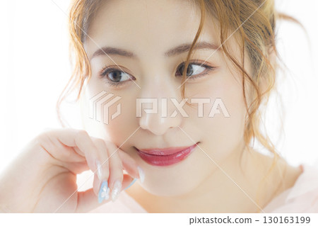 穿著粉紅色薄紗洋裝的女人 130163199