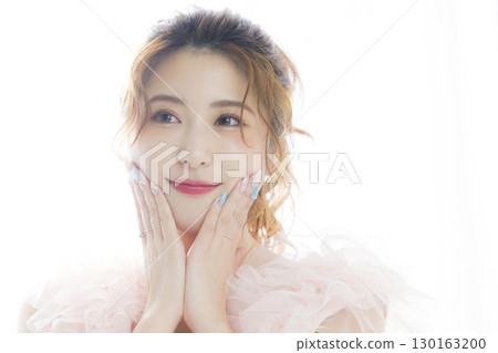 穿著粉紅色薄紗洋裝的女人 穿著粉紅色薄紗洋裝的女人 130163200