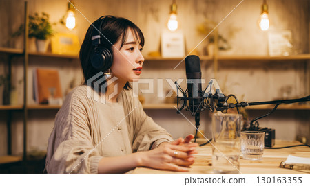 一名女子在錄音室錄製播客節目 130163355