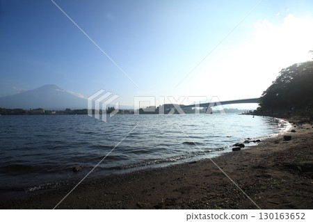 夏日黃昏的河口湖、大橋和富士山的輪廓 夏日黃昏的河口湖、大橋和富士山的輪廓 130163652