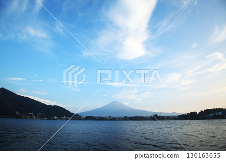 從河口湖眺望夕陽映照下的富士山 130163655